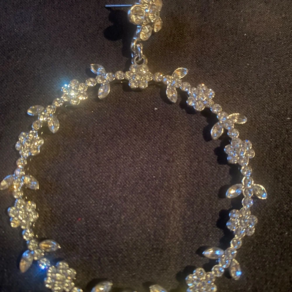 Silver flower hoop earrings - Picture 6 of 8